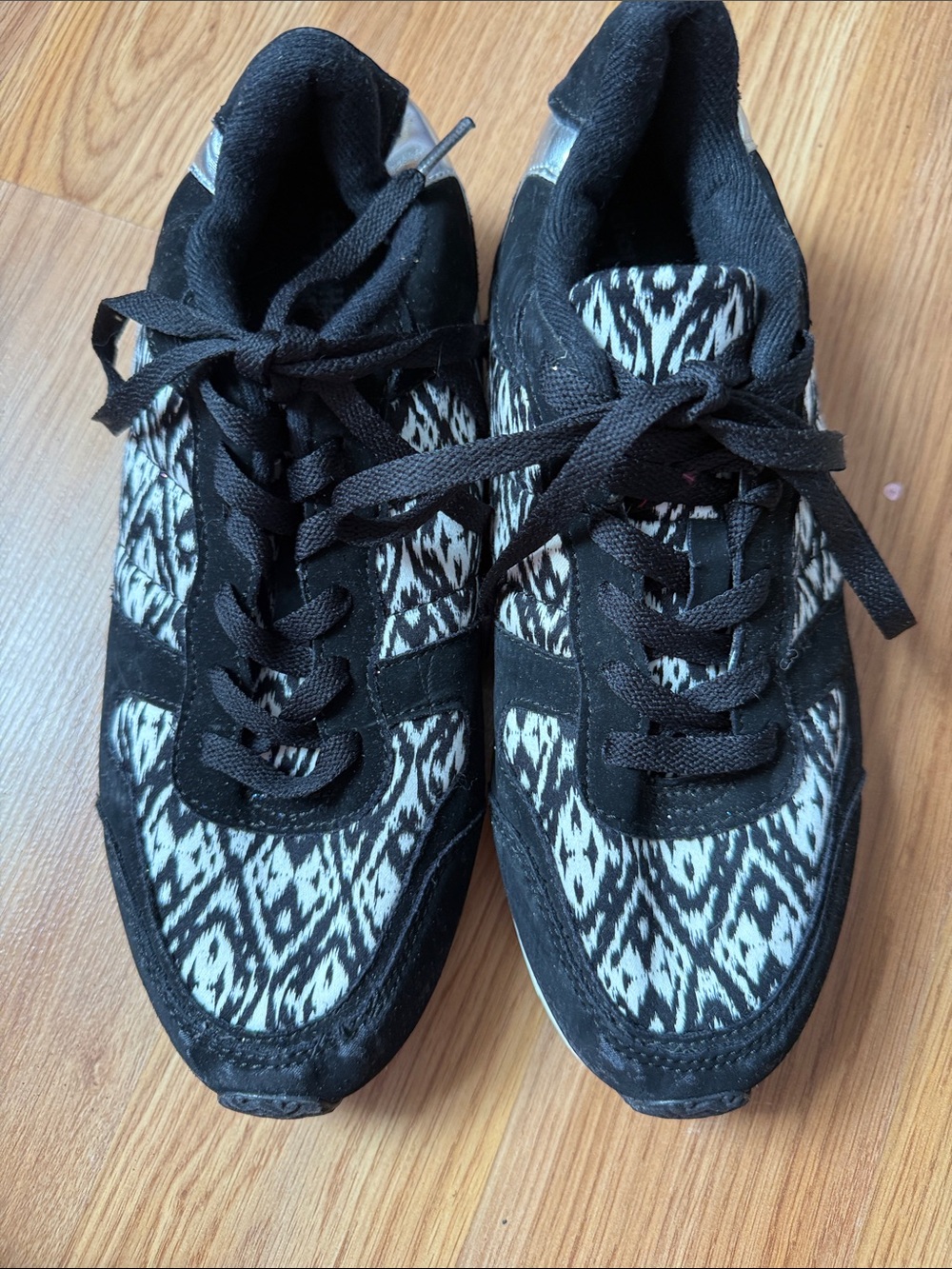 Women's charoltte russe Black & White Patterned Athletic Sneakers size 10 new